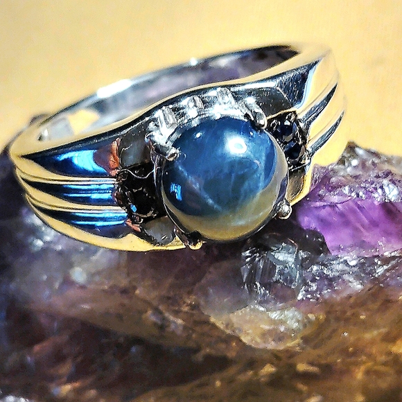 MEN´S - BIG, BLUE SAPPHIRE, RIBBED STERLING RING. SIZE...